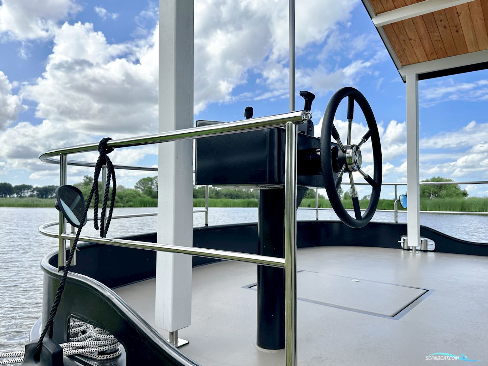 Homeship Vaarchalet 1250D Luxe Houseboat