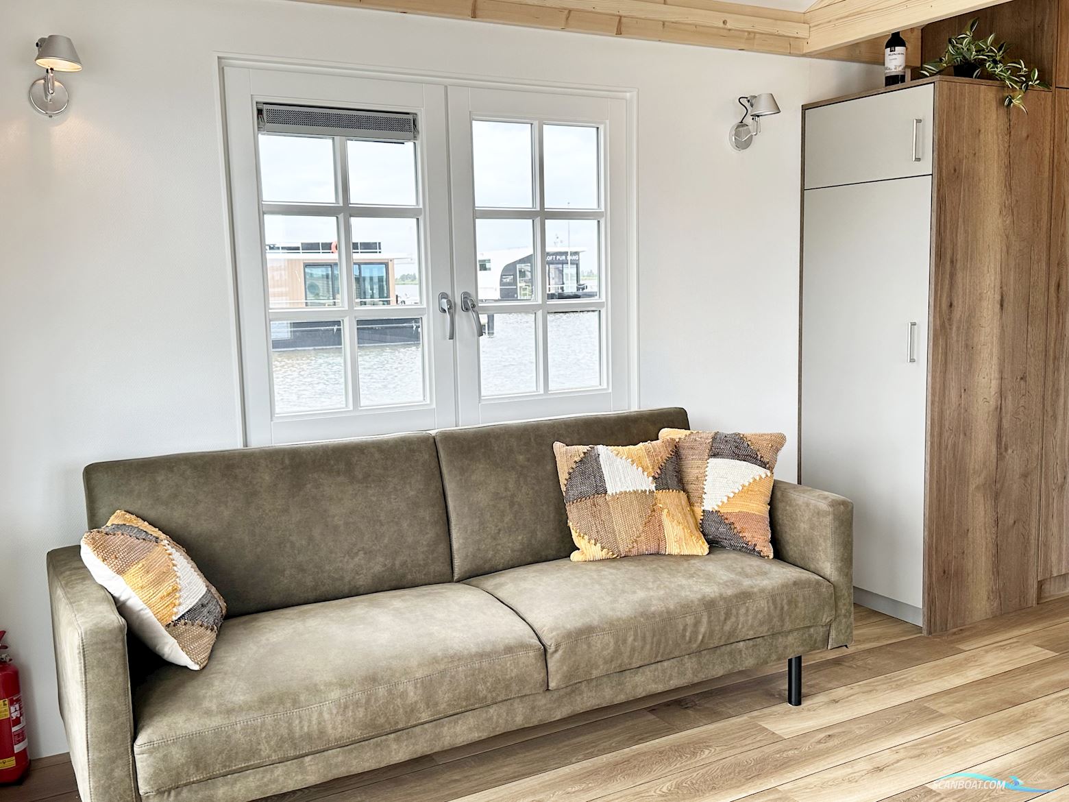 Homeship Vaarchalet 1250D Luxe Houseboat