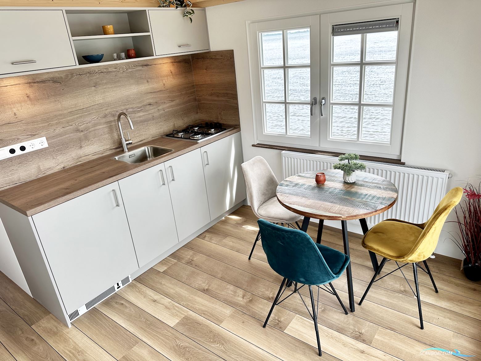 Homeship Vaarchalet 1250D Luxe Houseboat