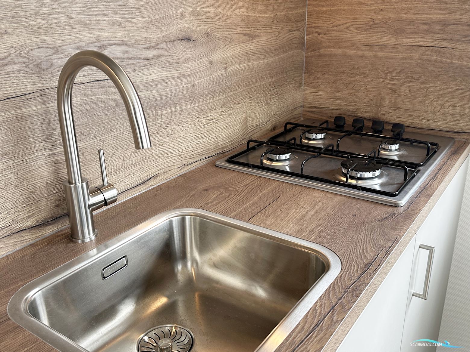 Homeship Vaarchalet 1250D Luxe Houseboat