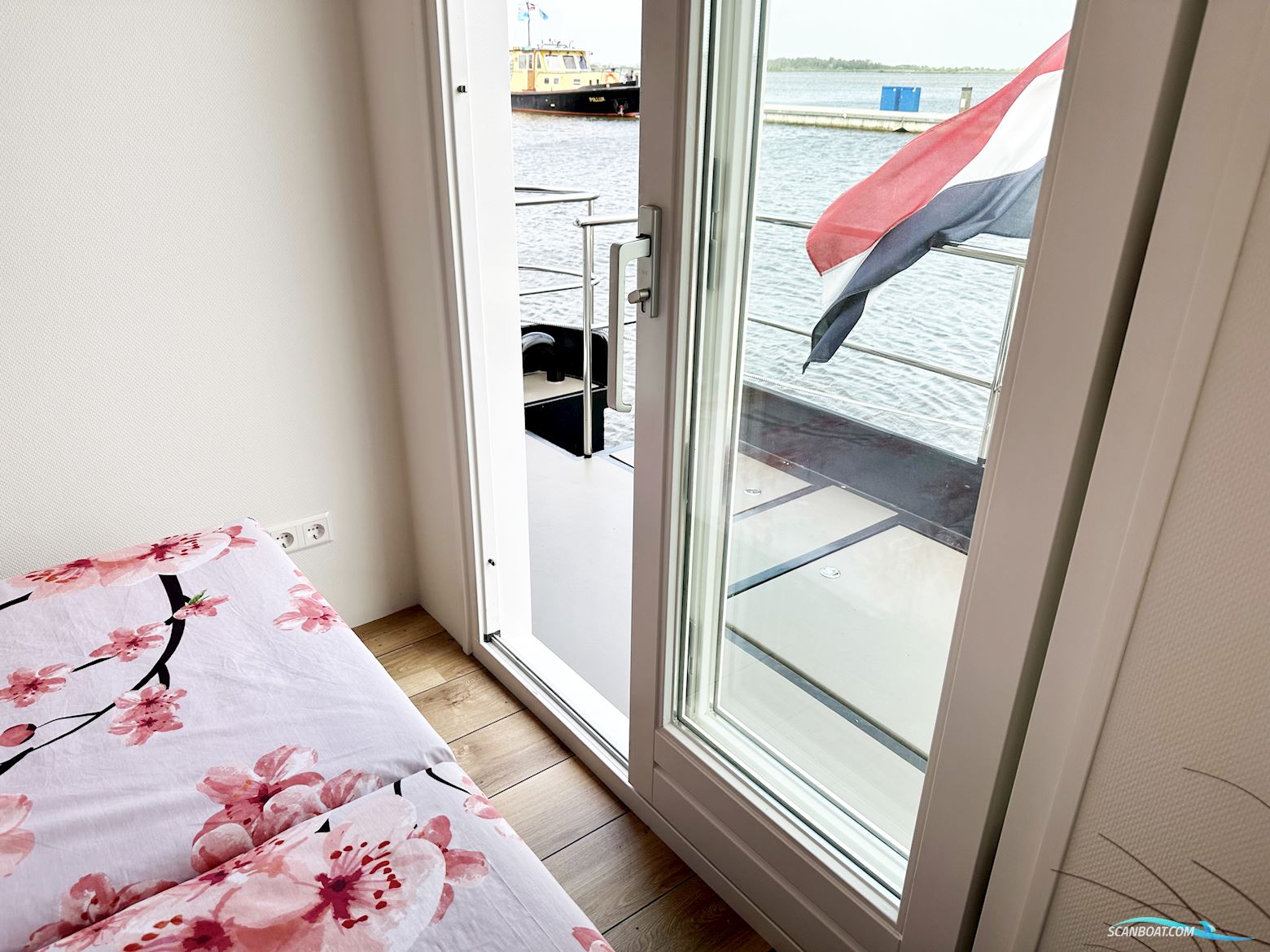 Homeship Vaarchalet 1250D Luxe Houseboat