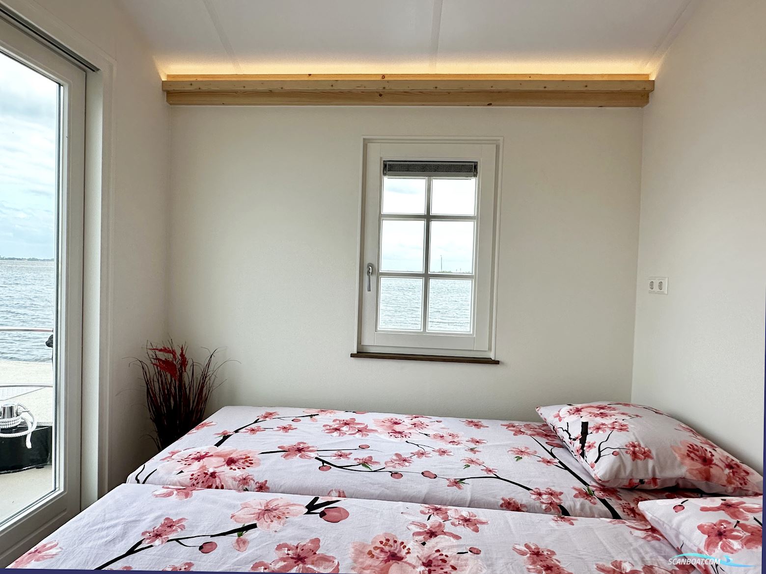 Homeship Vaarchalet 1250D Luxe Houseboat