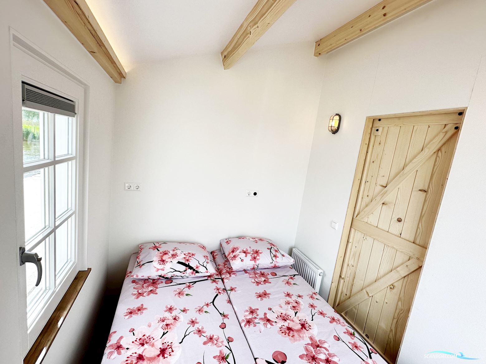 Homeship Vaarchalet 1250D Luxe Houseboat