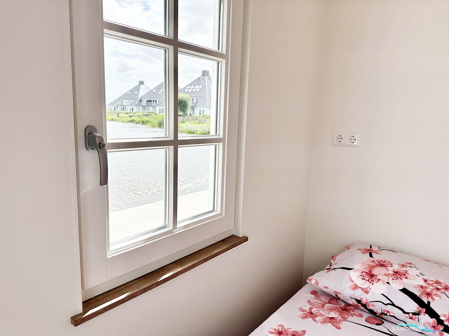 Homeship Vaarchalet 1250D Luxe Houseboat