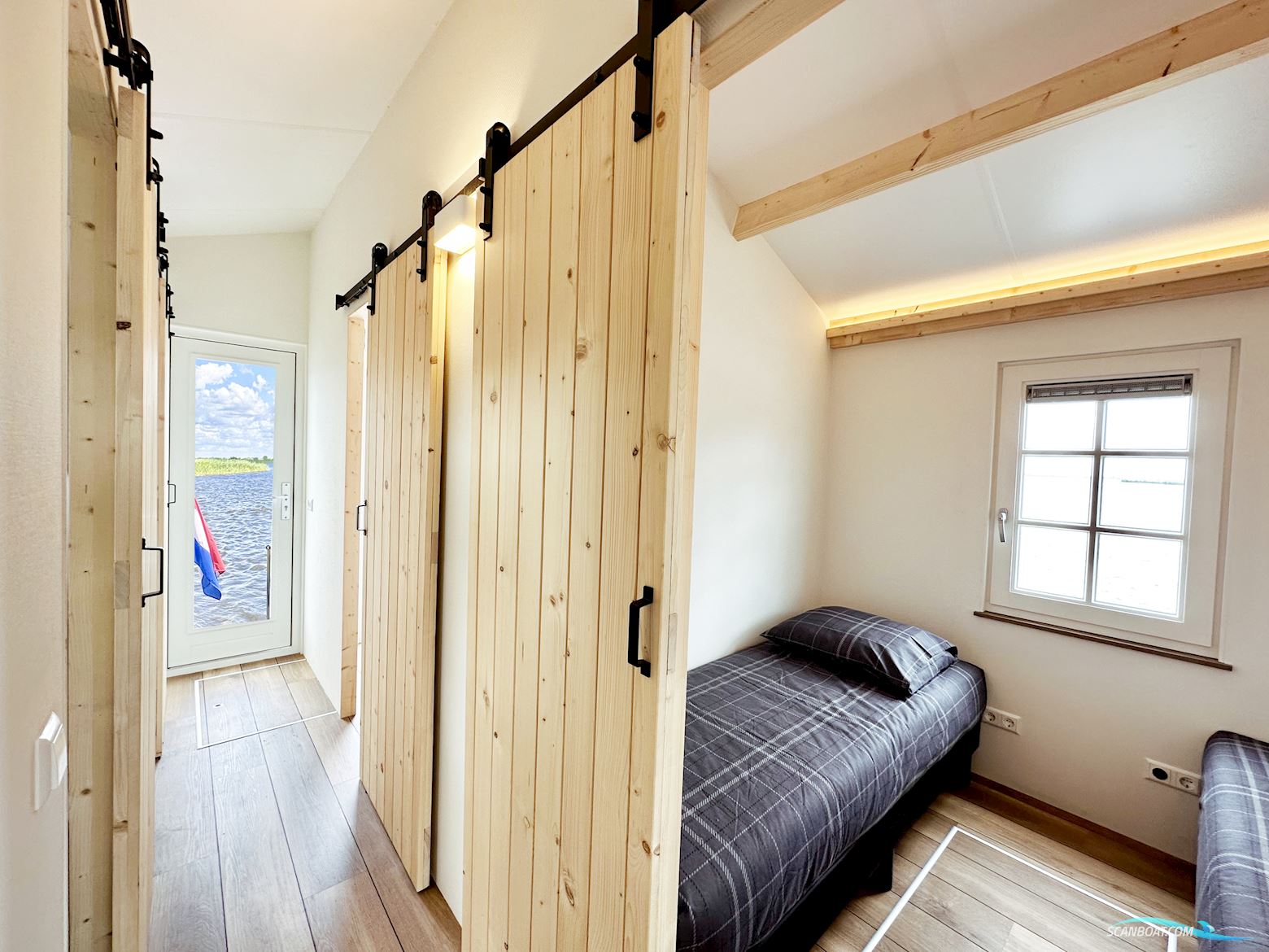 Homeship Vaarchalet 1250D Luxe Houseboat