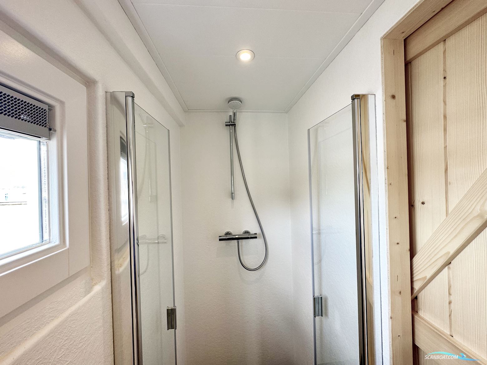 Homeship Vaarchalet 1250D Luxe Houseboat