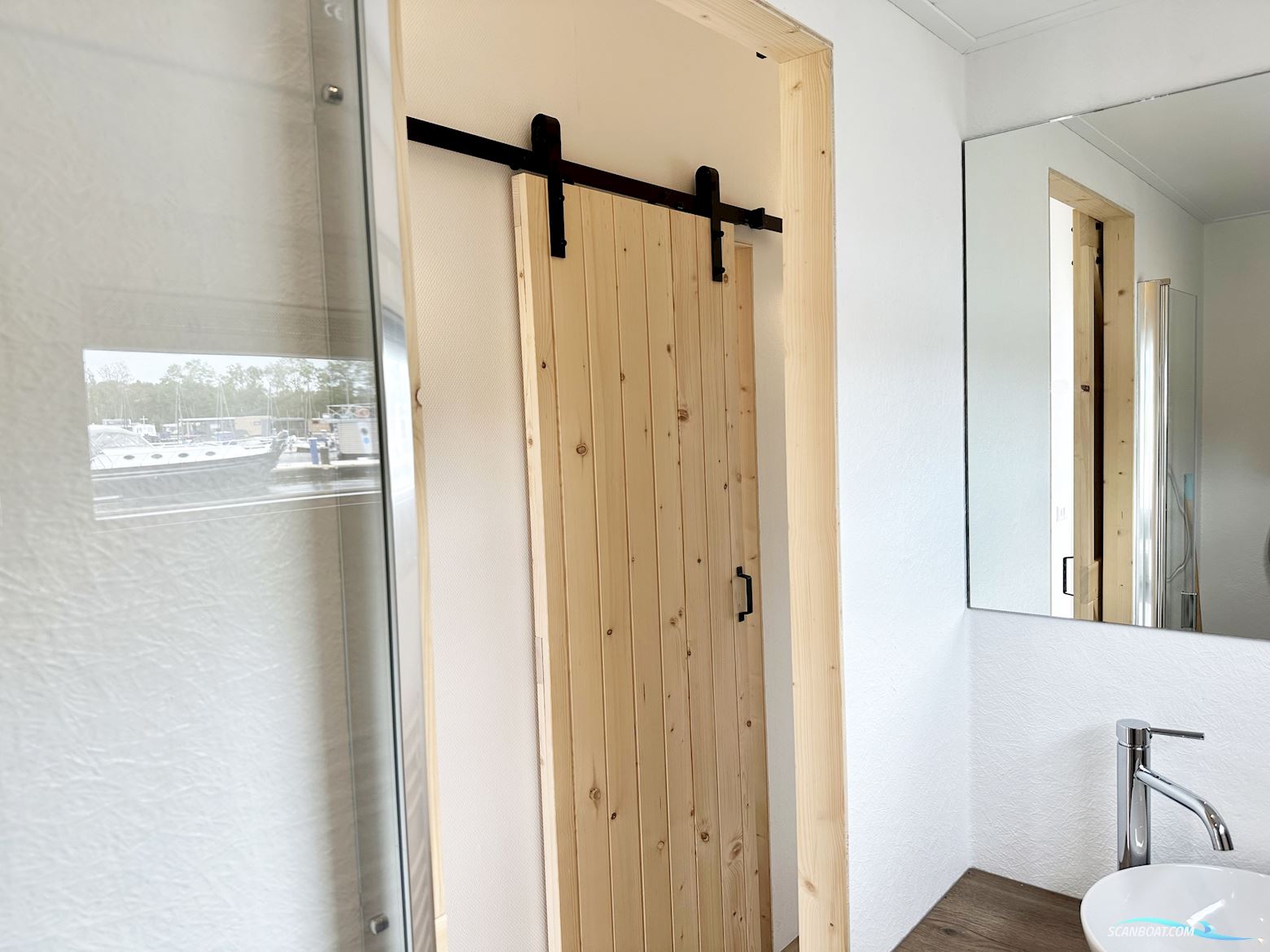 Homeship Vaarchalet 1250D Luxe Houseboat