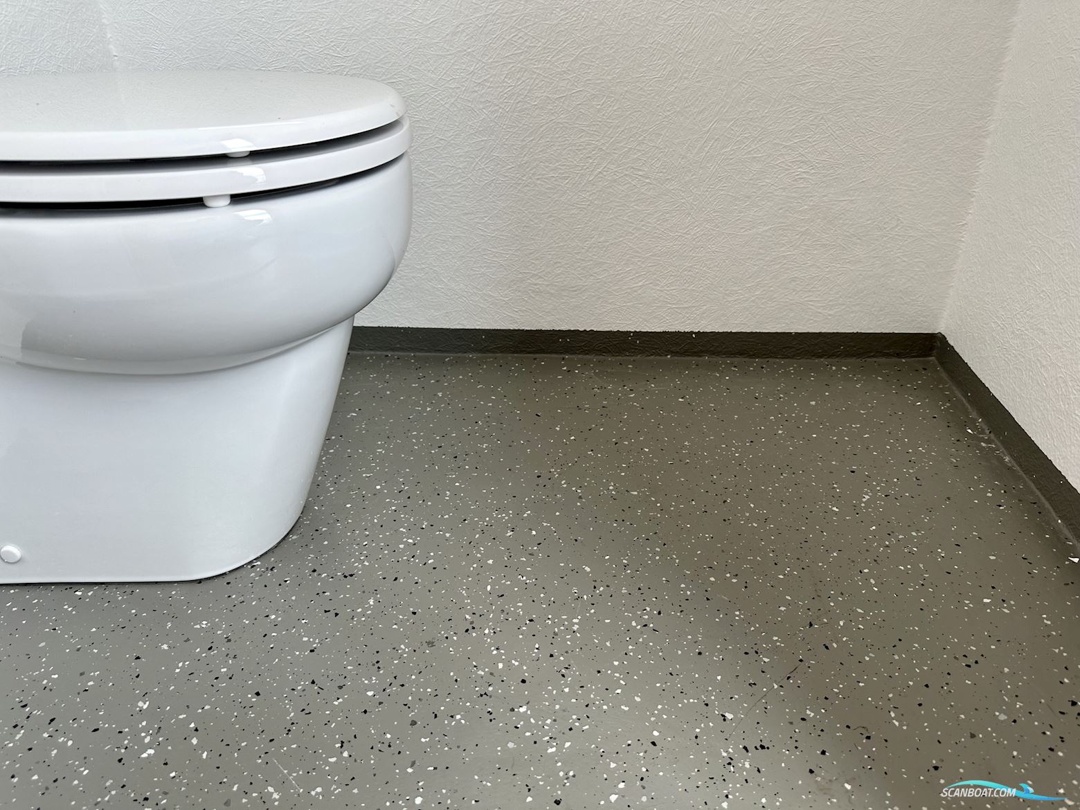 Homeship Vaarchalet 1250D Luxe Houseboat