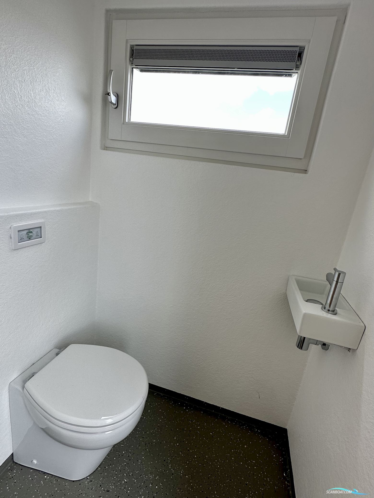 Homeship Vaarchalet 1250D Luxe Houseboat