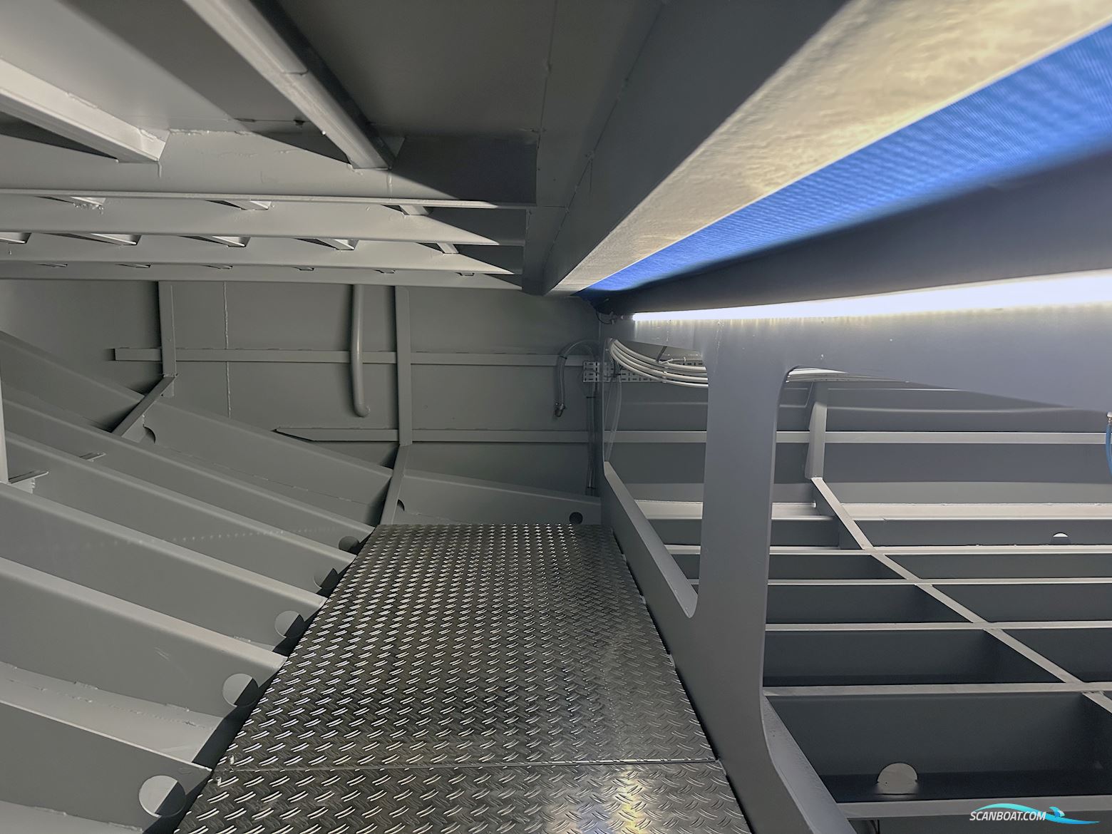 Homeship Vaarchalet 1250D Luxe Houseboat