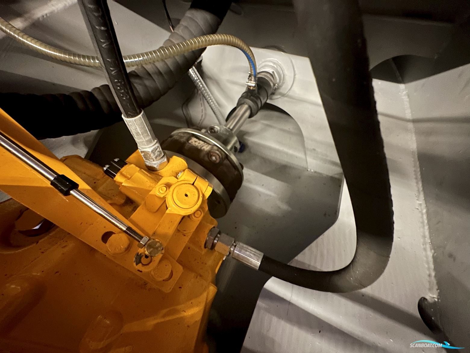 Homeship Vaarchalet 1250D Luxe Houseboat