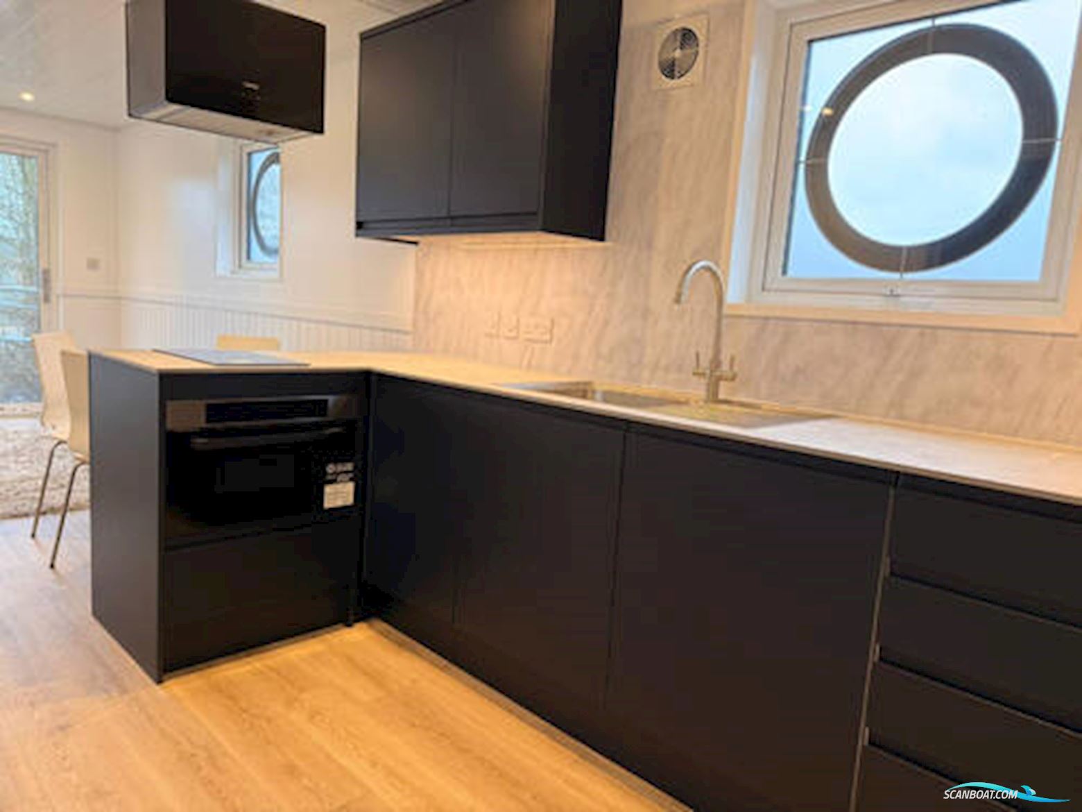 Houseboat River Pod 38