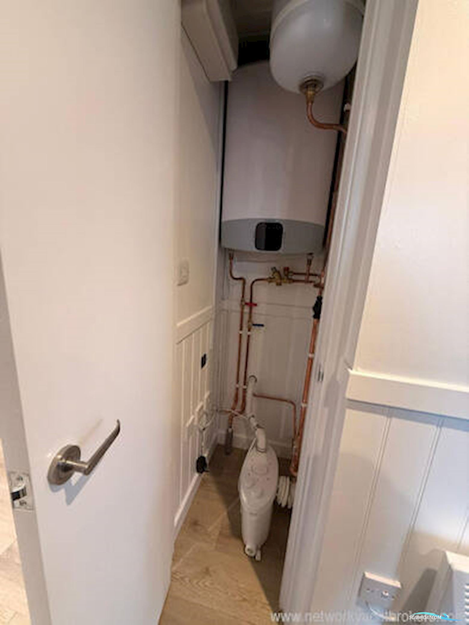 Houseboat River Pod 38