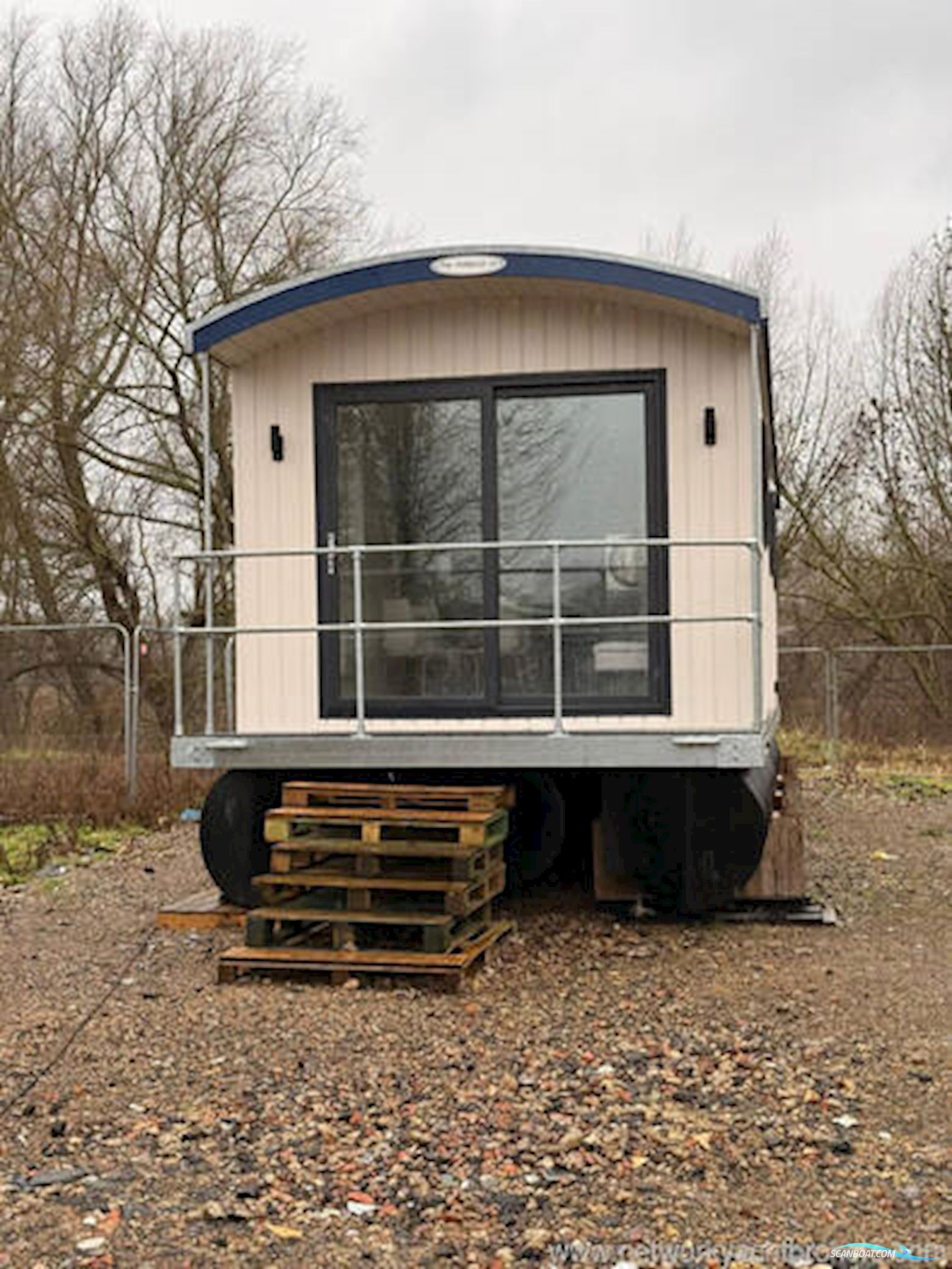 Houseboat River Pod 38