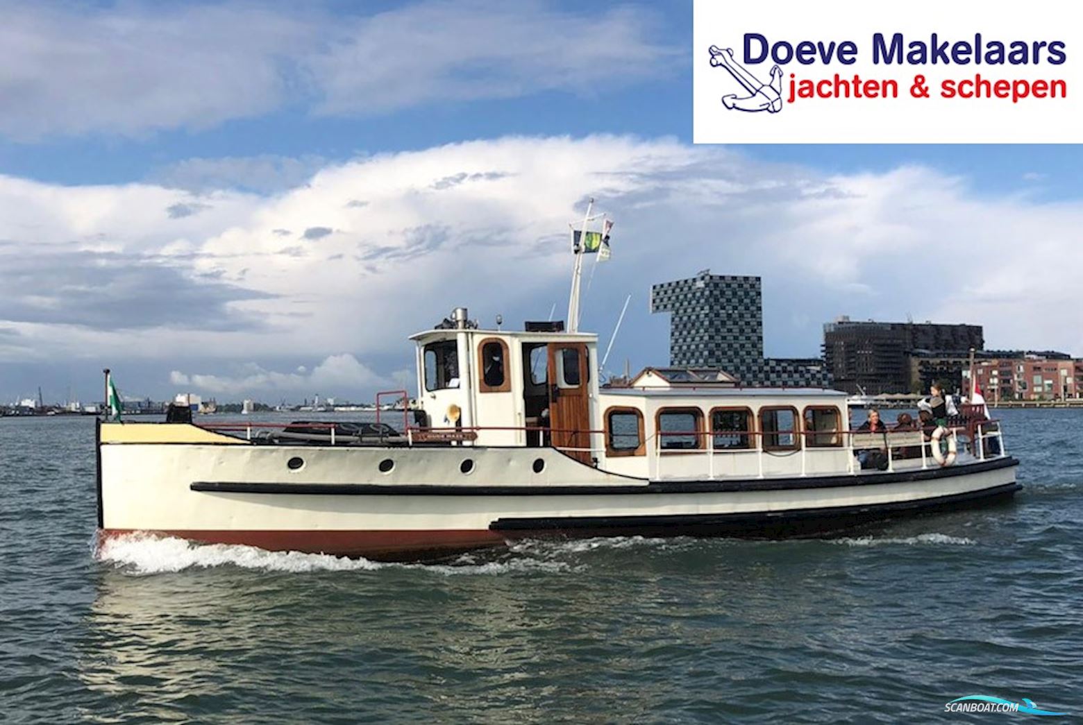 Klassieke Salonboot 12 Pers Huizen aan water 1929, met Daf<br />DD575 M motor, The Netherlands