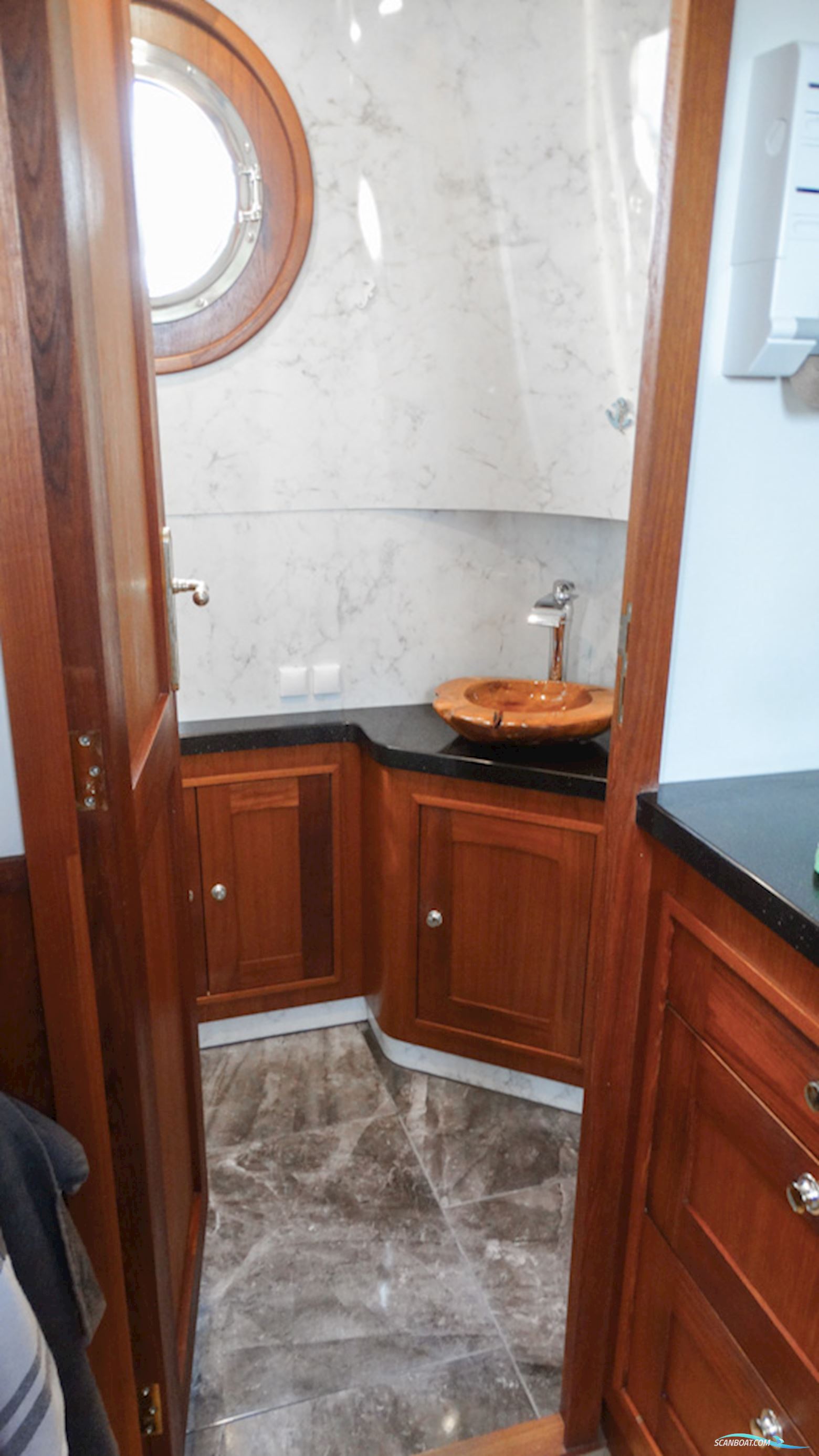 Luxe Motor 16.20 Deckhouse