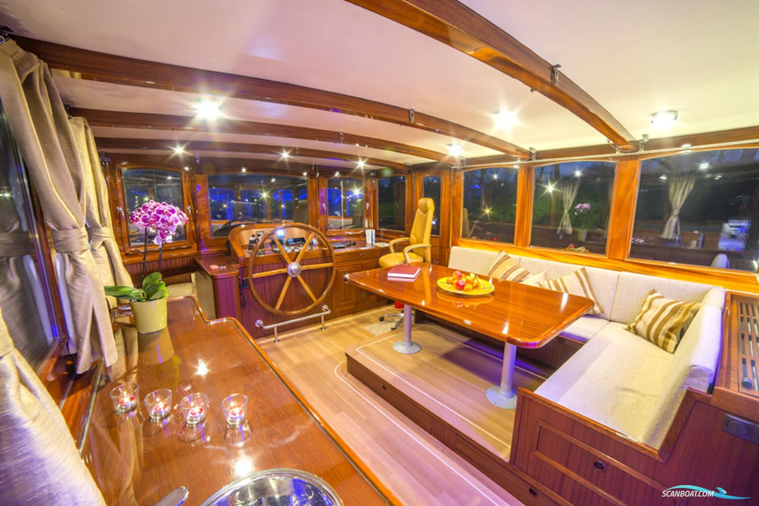 Luxe Motor Cruise 19.75