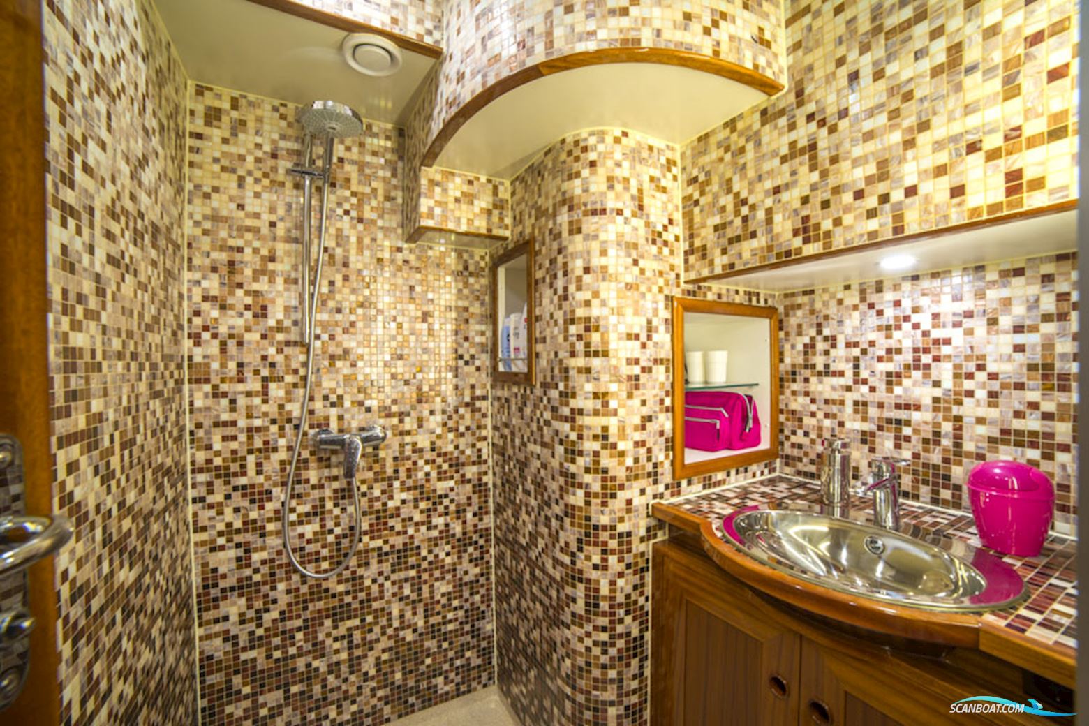 Luxe Motor Cruise 19.75