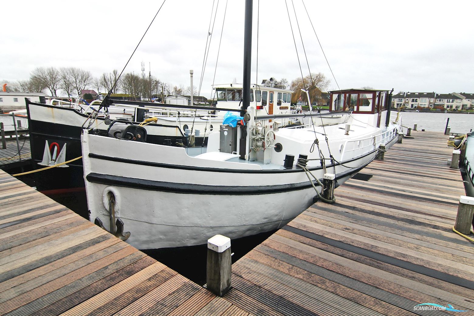 Luxe-Motor Live Aboard