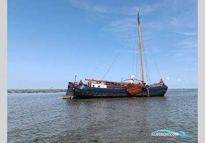 Tjalk Groninger Woon-Zeiltjalk Huizen aan water 1905, met Perkins motor, The Netherlands