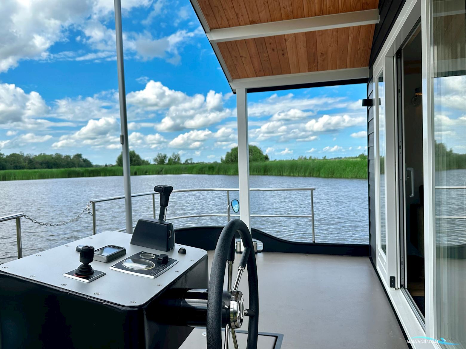 Homeship Vaarchalet 1250D Luxe Houseboat