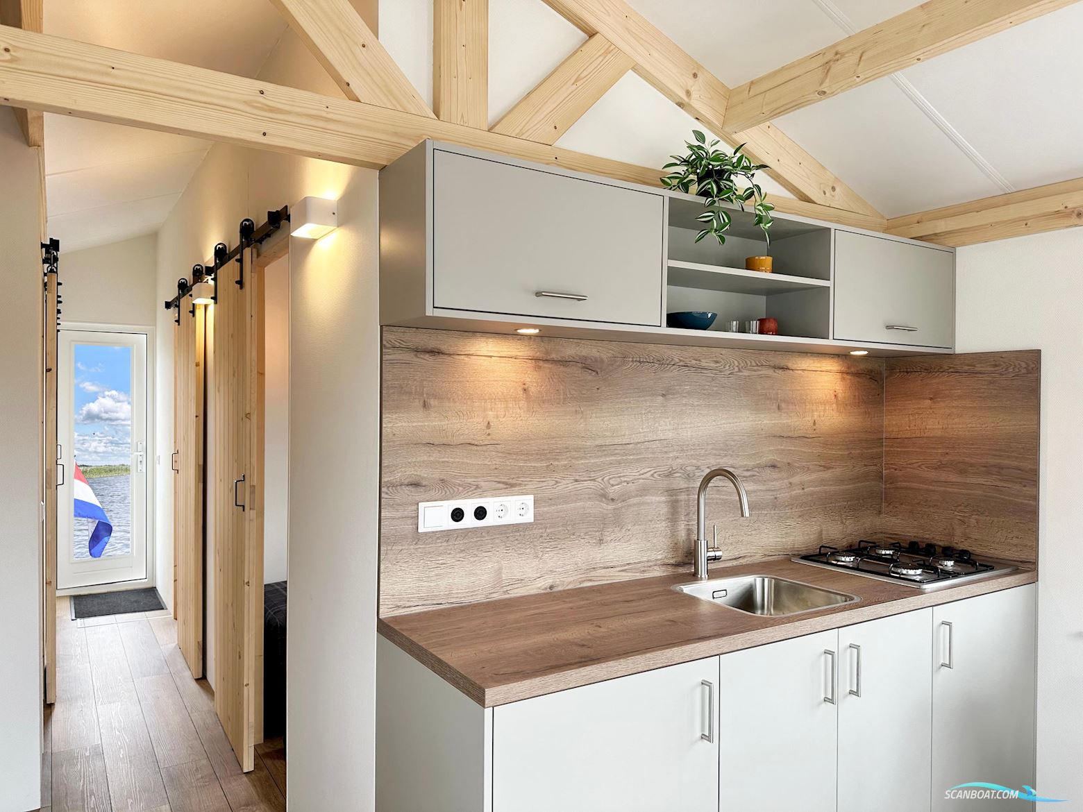 Homeship Vaarchalet 1250D Luxe Houseboat