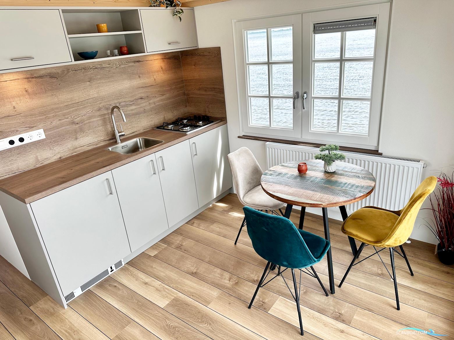 Homeship Vaarchalet 1250D Luxe Houseboat