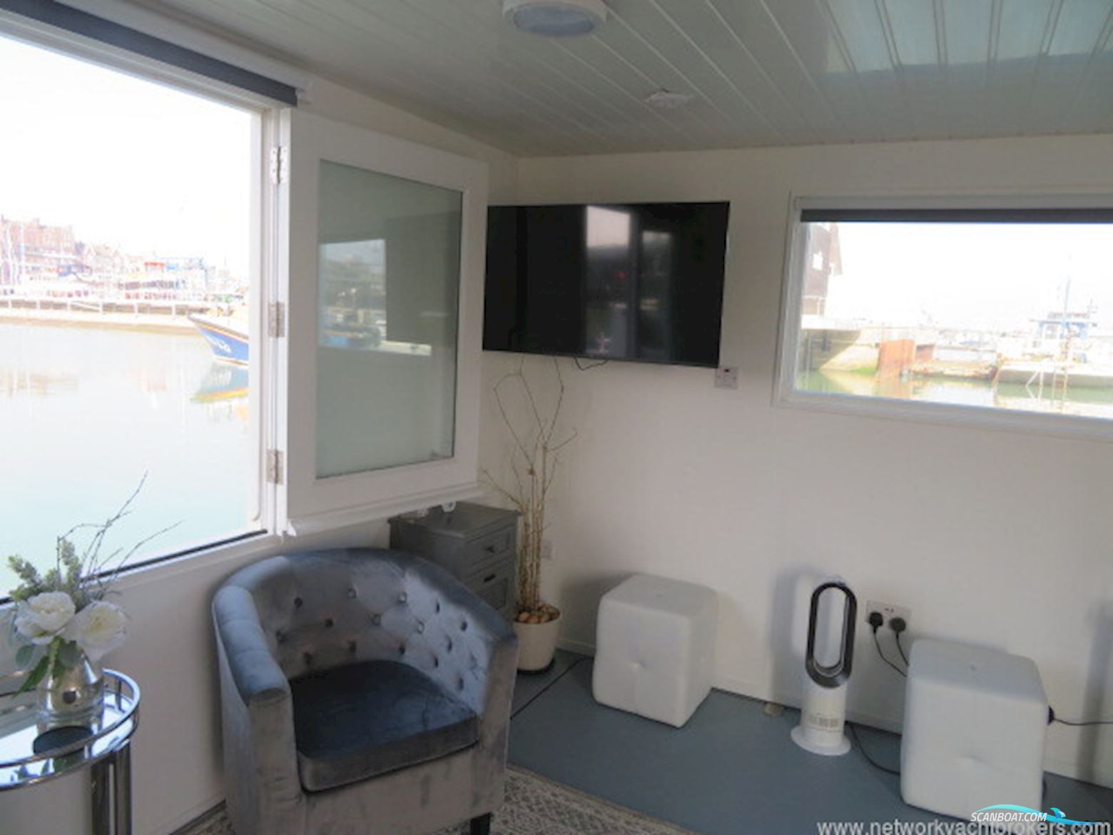 Houseboat Powercat 40 Converted to a