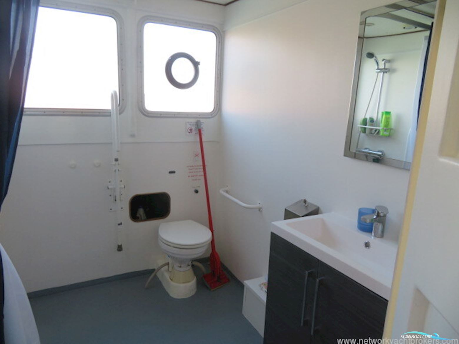 Houseboat Powercat 40 Converted to a