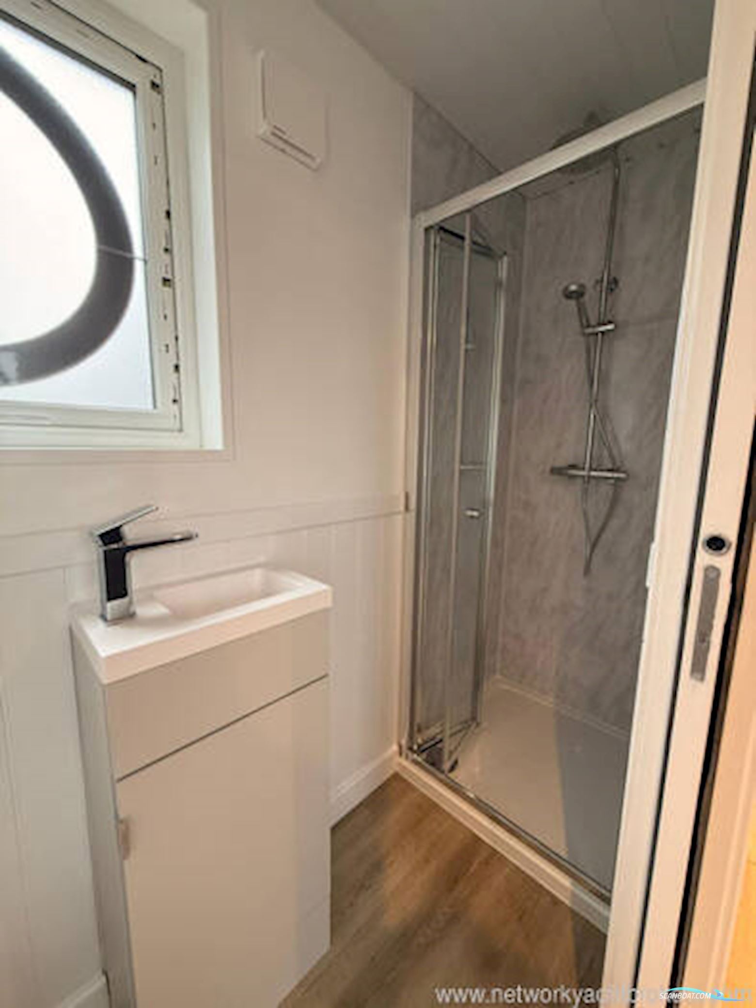 Houseboat River Pod 38