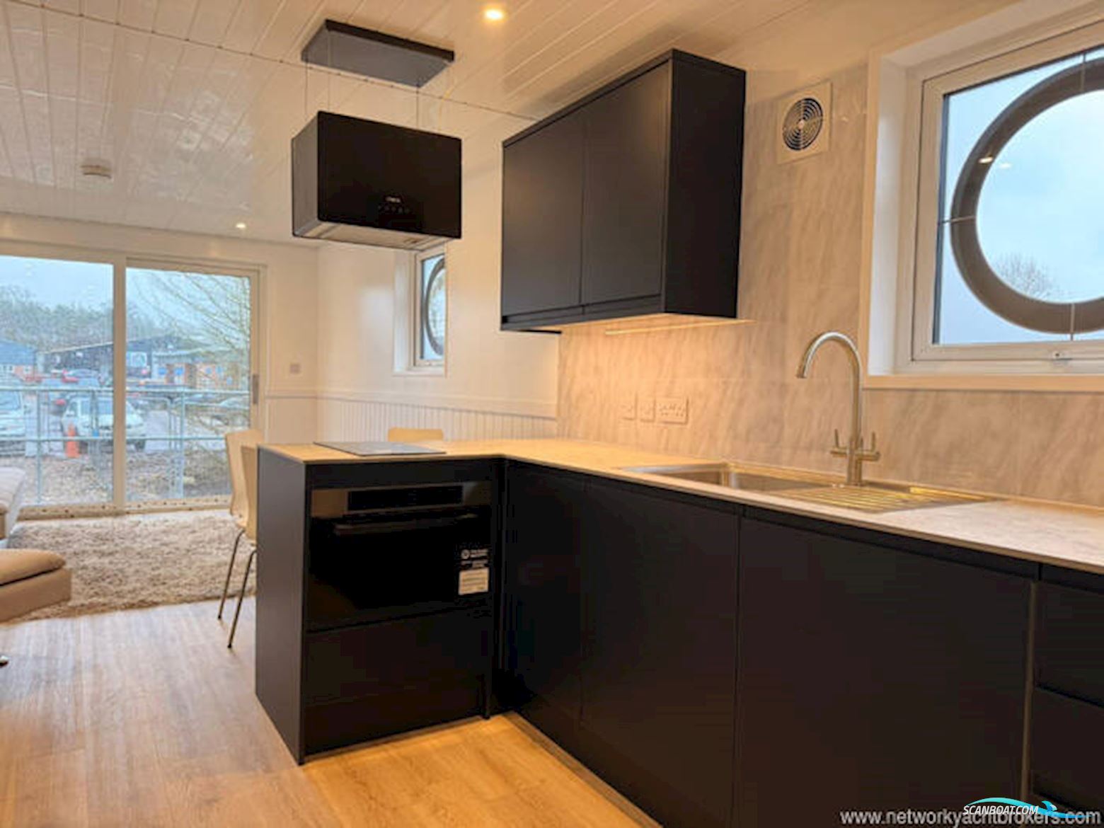 Houseboat River Pod 38