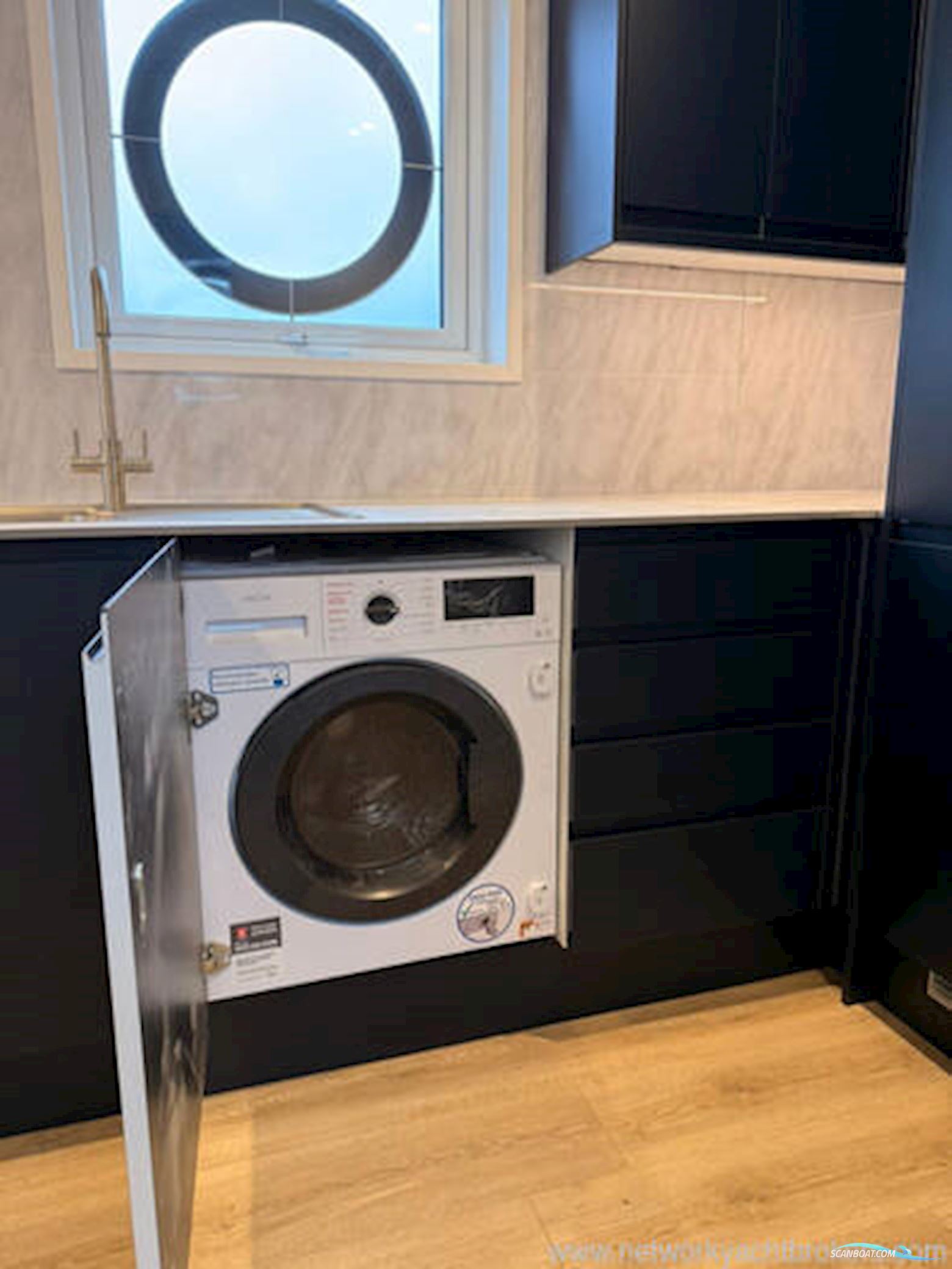 Houseboat River Pod 38