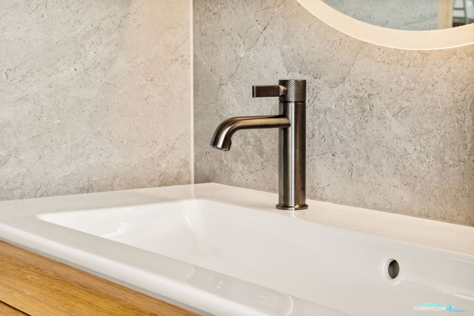 Waterloft "Ohana" - Eksklusiv sejlende husbåd / Wohnschiff (2022)