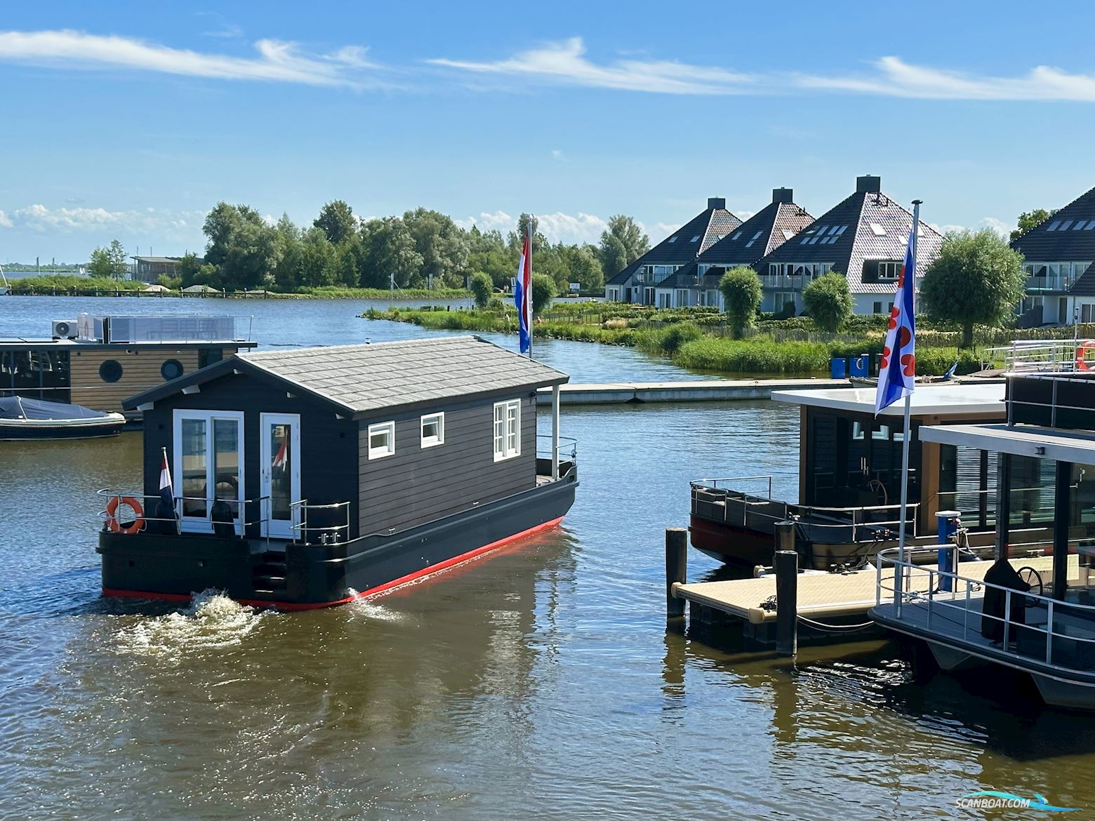 Homeship Vaarchalet 1250D Luxe Houseboat
