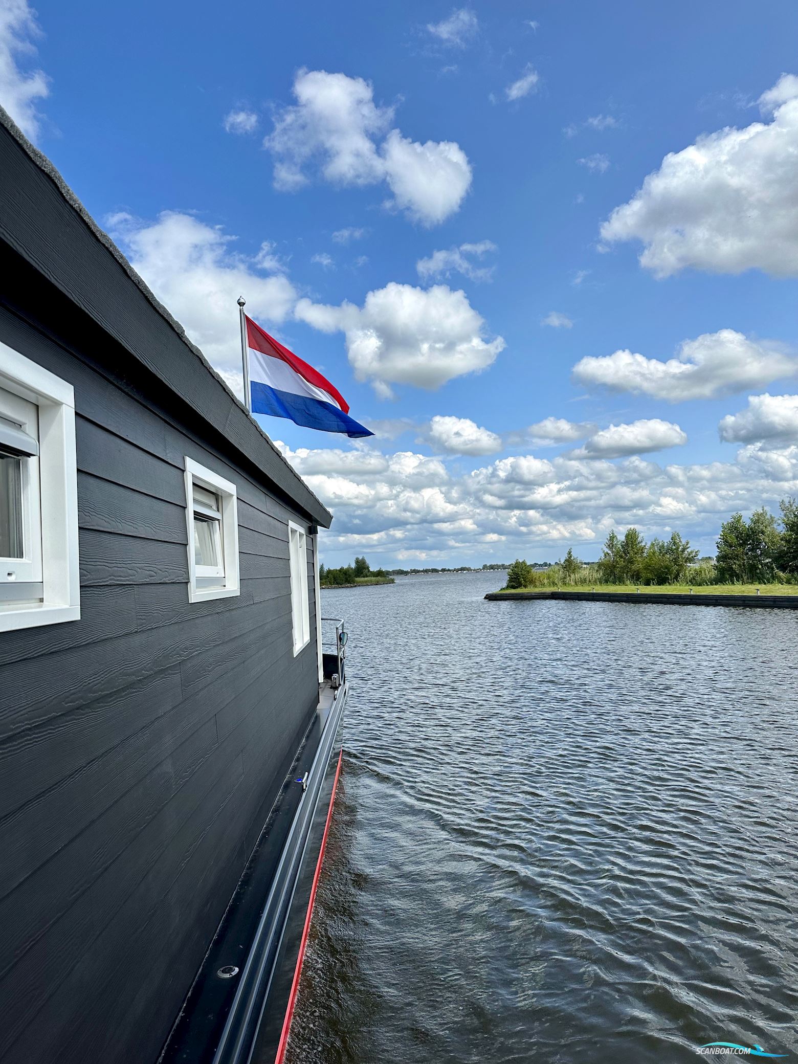 Homeship Vaarchalet 1250D Luxe Houseboat