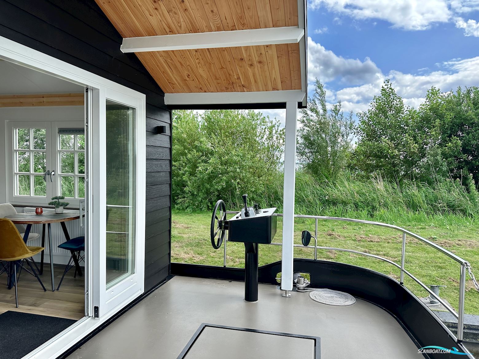 Homeship Vaarchalet 1250D Luxe Houseboat