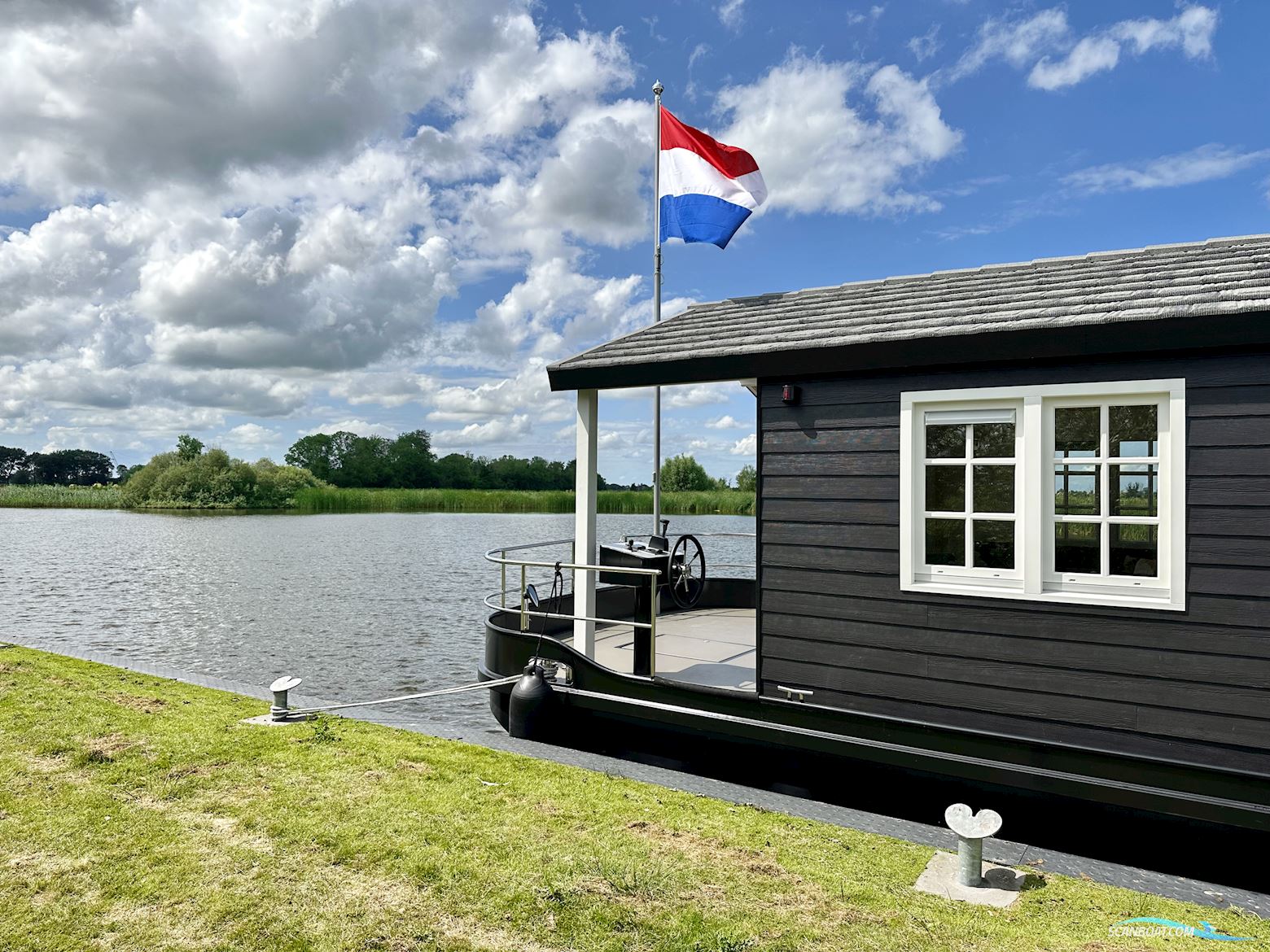 Homeship Vaarchalet 1250D Luxe Houseboat