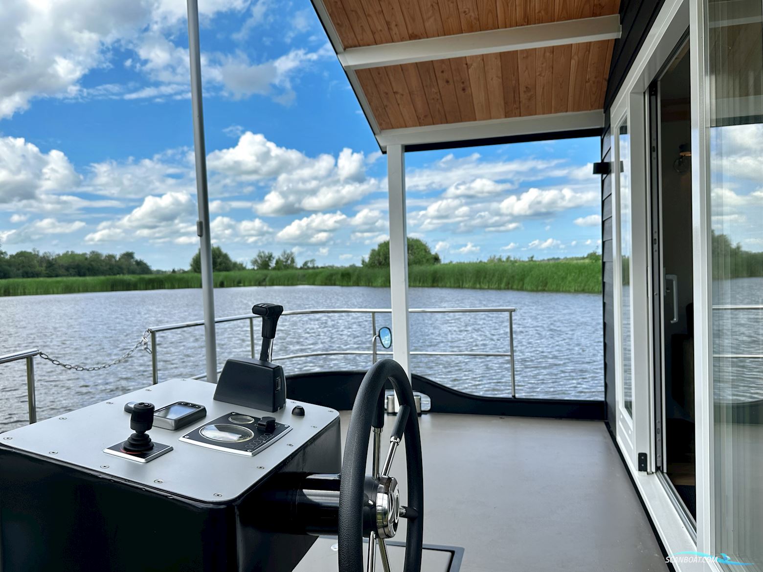 Homeship Vaarchalet 1250D Luxe Houseboat