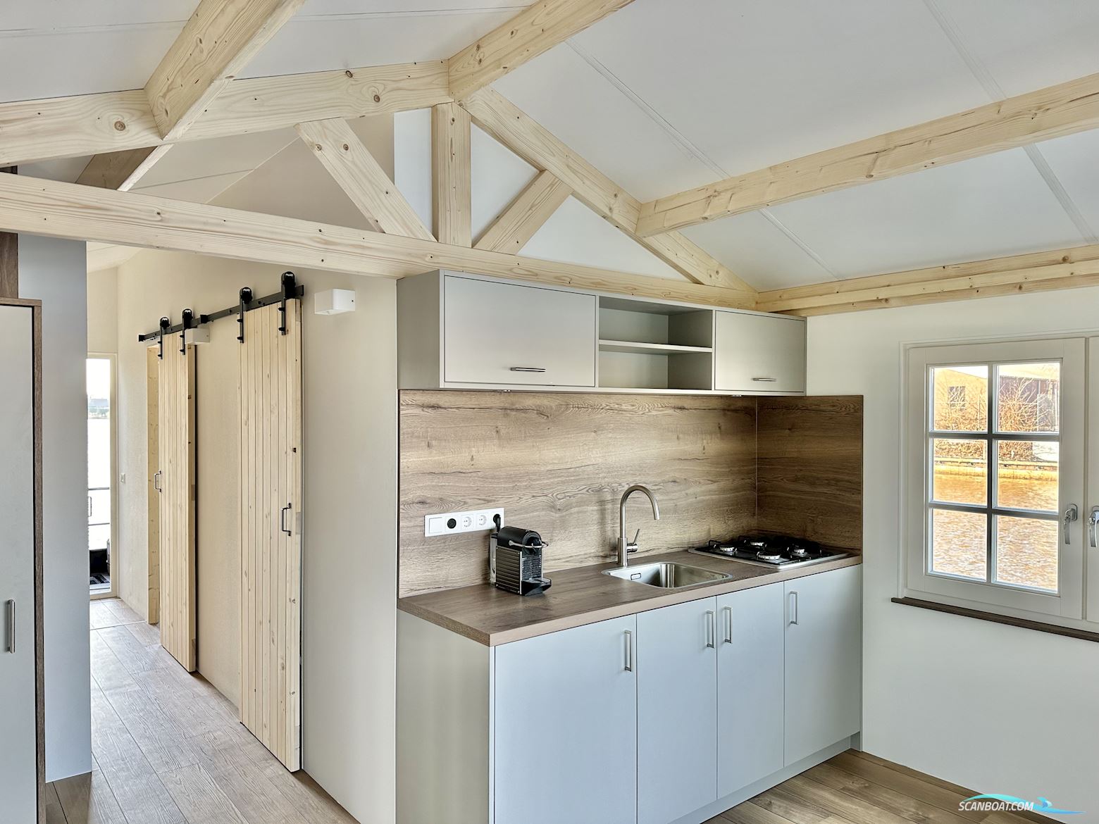 Homeship Vaarchalet 1250D Luxe Houseboat