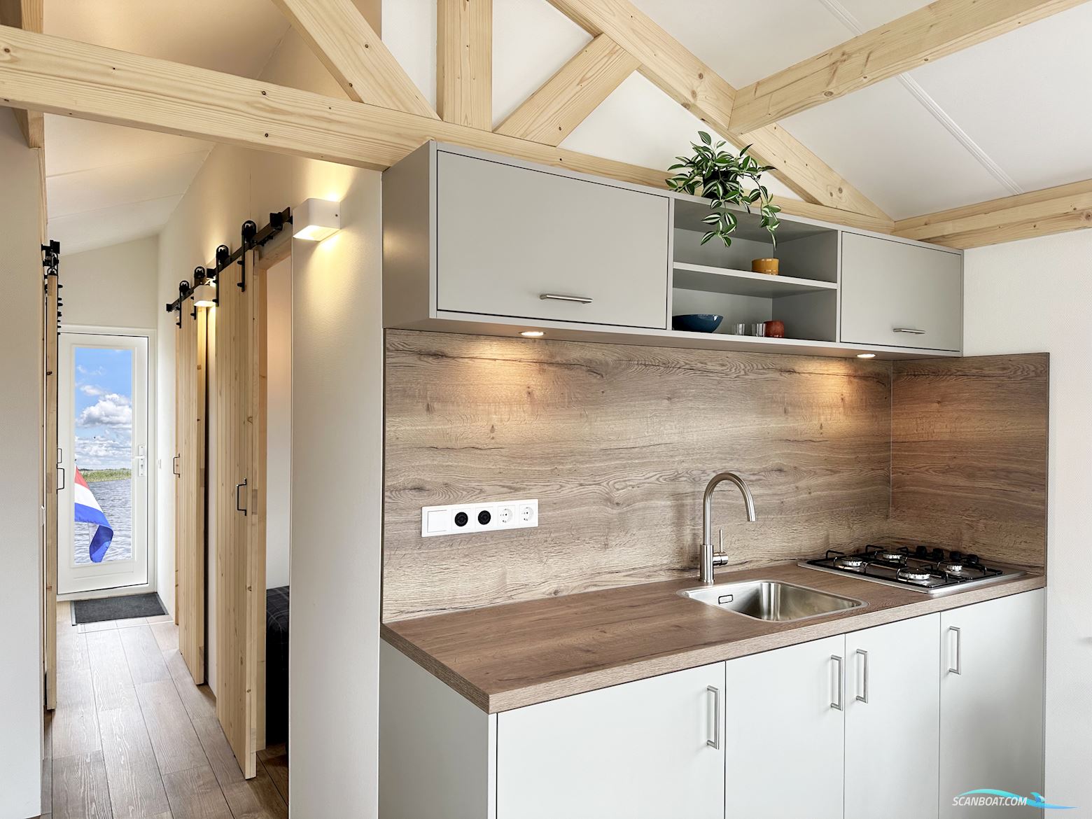 Homeship Vaarchalet 1250D Luxe Houseboat