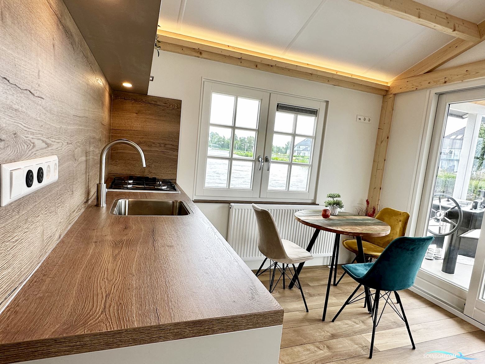 Homeship Vaarchalet 1250D Luxe Houseboat