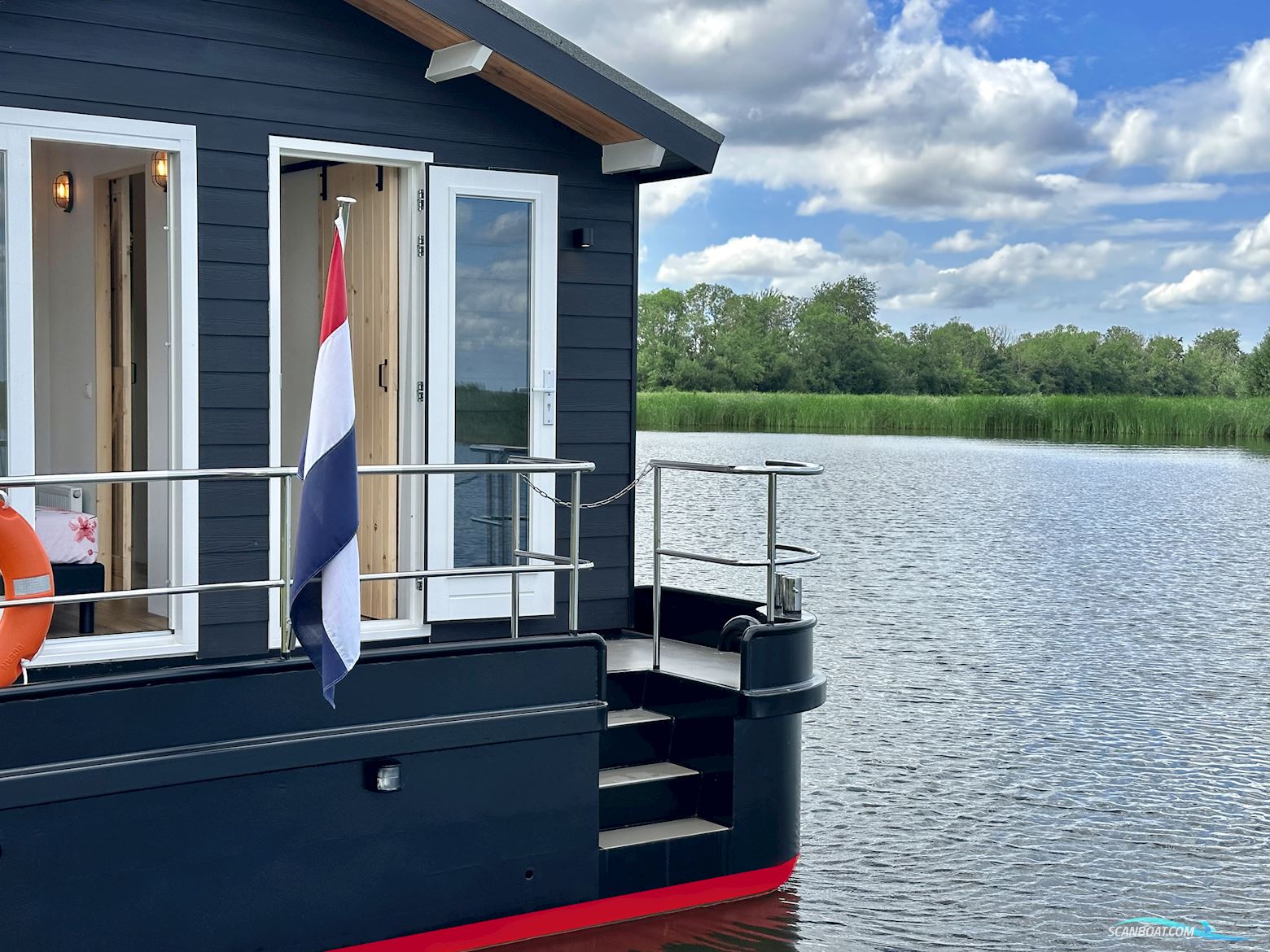 Homeship Vaarchalet 1250D Luxe Houseboat