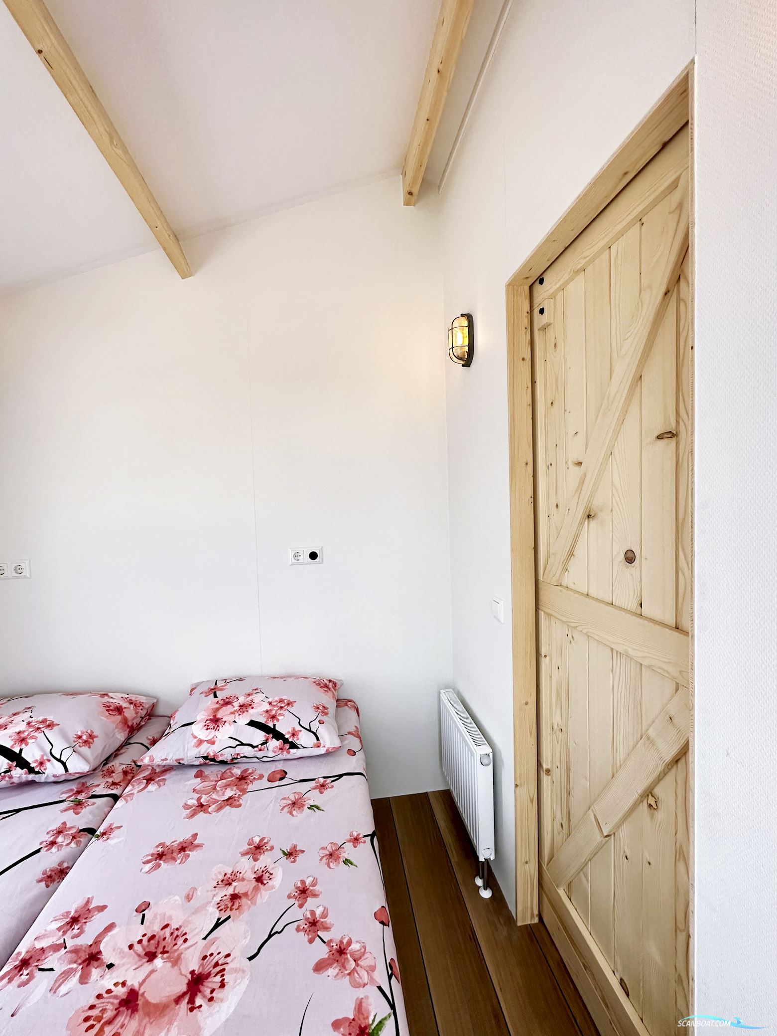 Homeship Vaarchalet 1250D Luxe Houseboat