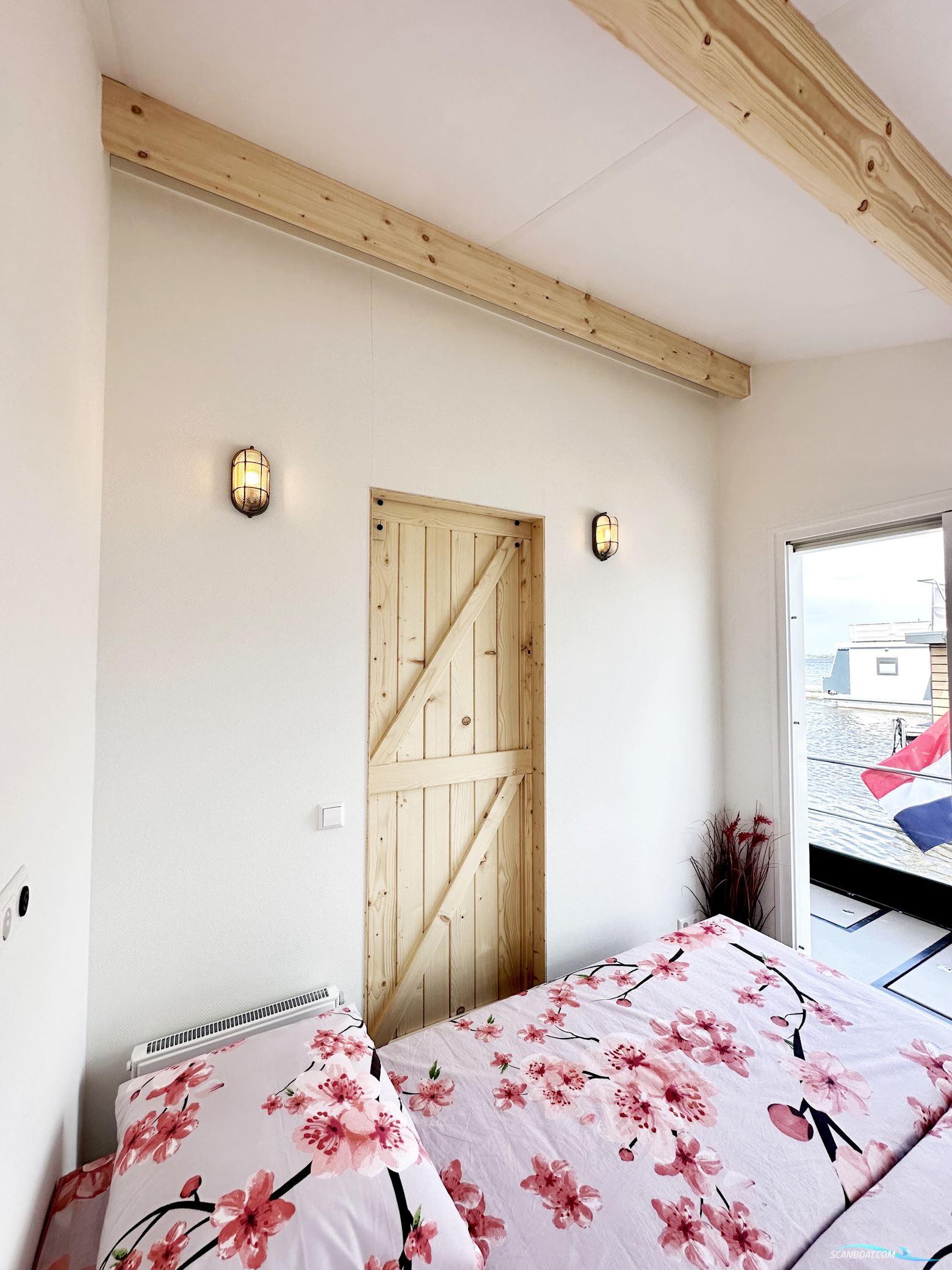 Homeship Vaarchalet 1250D Luxe Houseboat