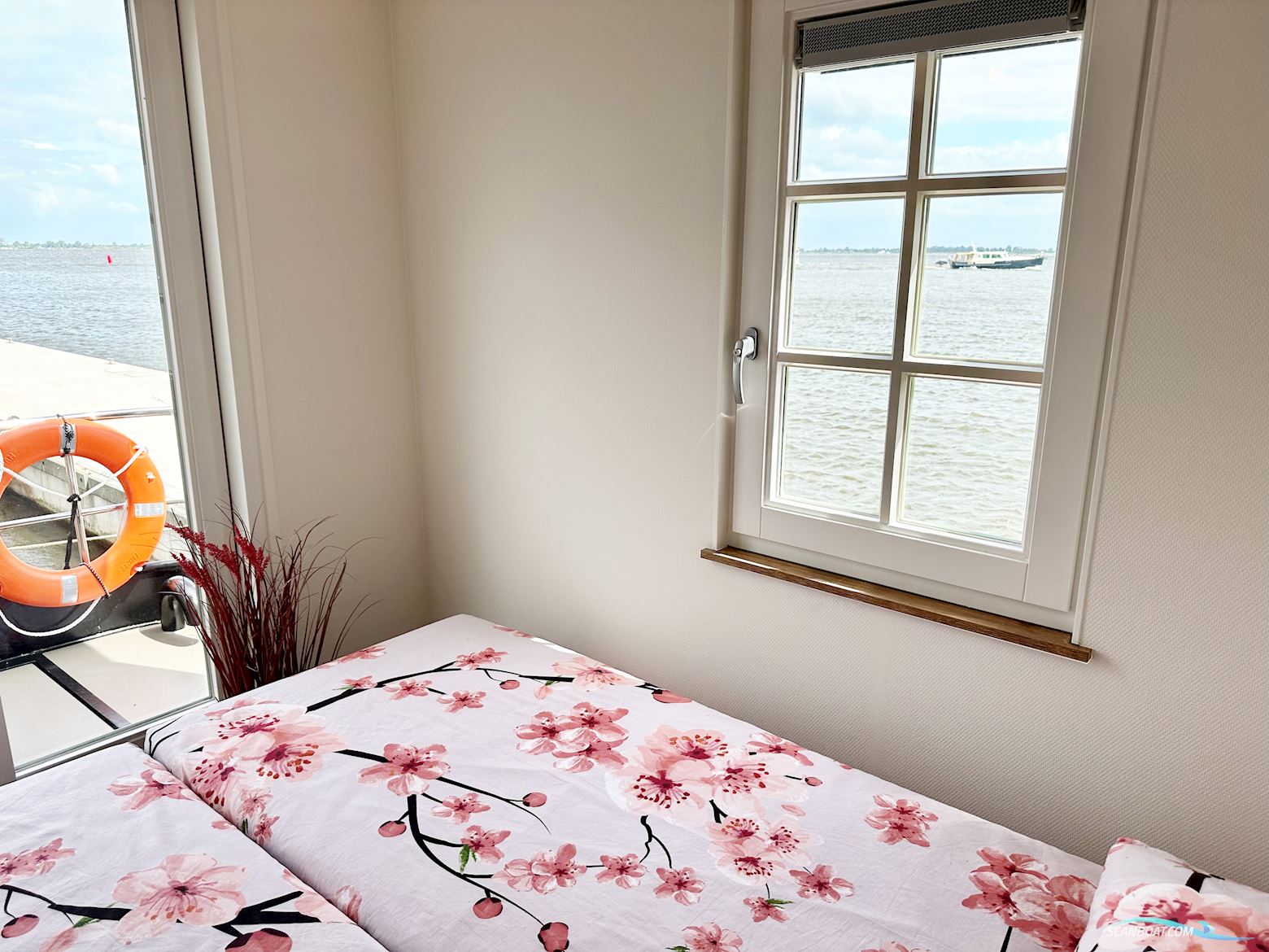 Homeship Vaarchalet 1250D Luxe Houseboat