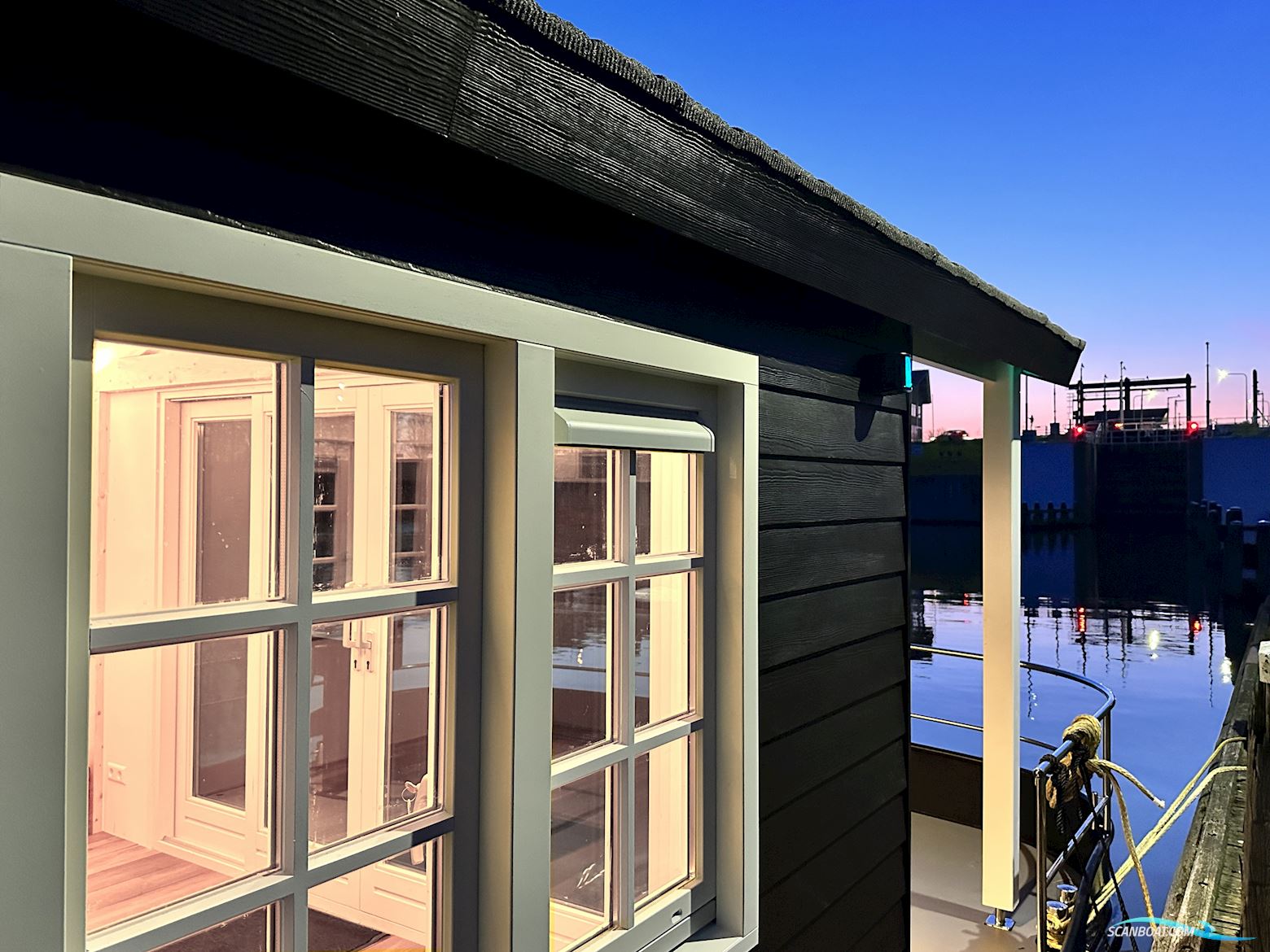 Homeship Vaarchalet 1250D Luxe Houseboat