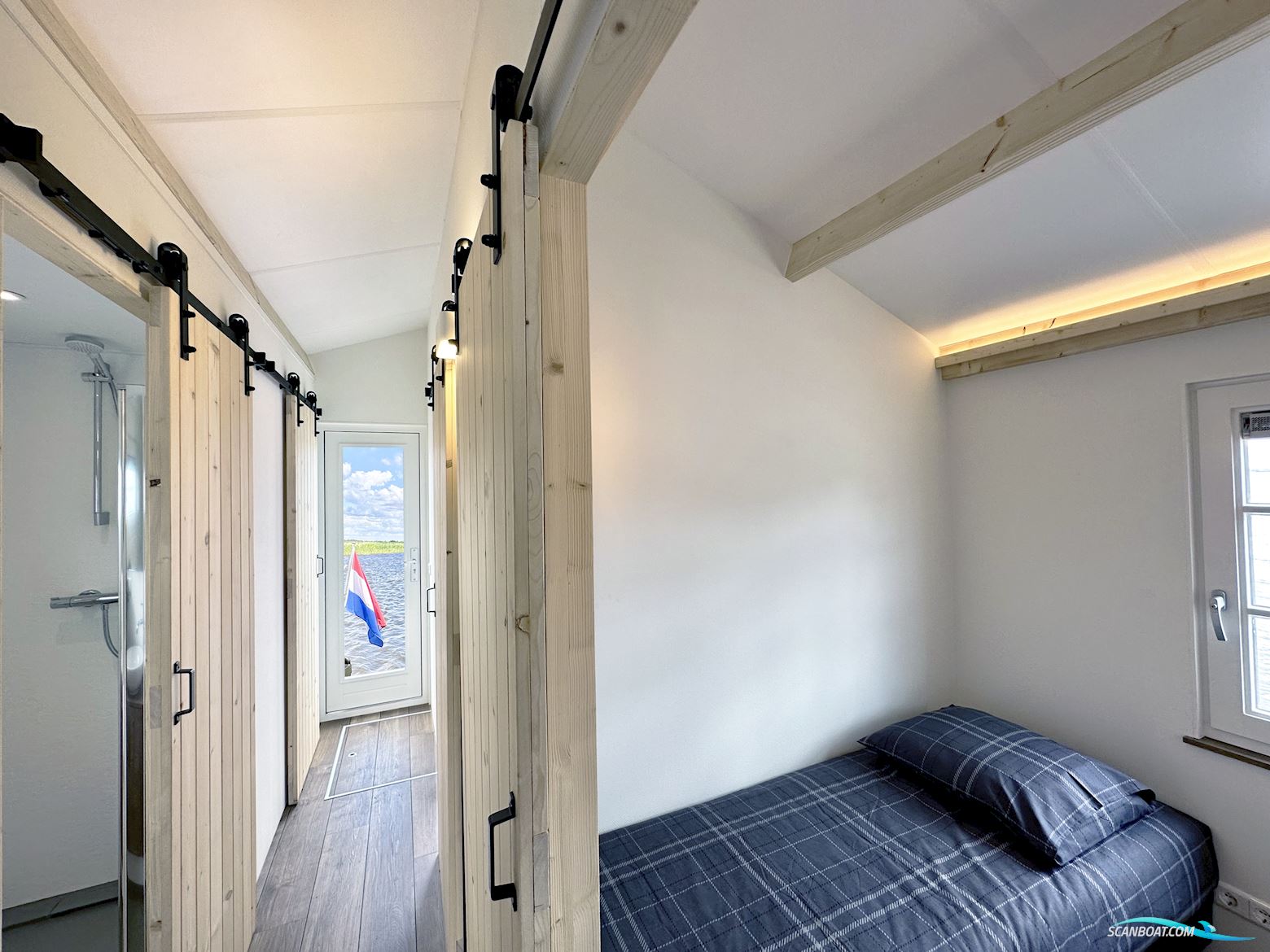 Homeship Vaarchalet 1250D Luxe Houseboat