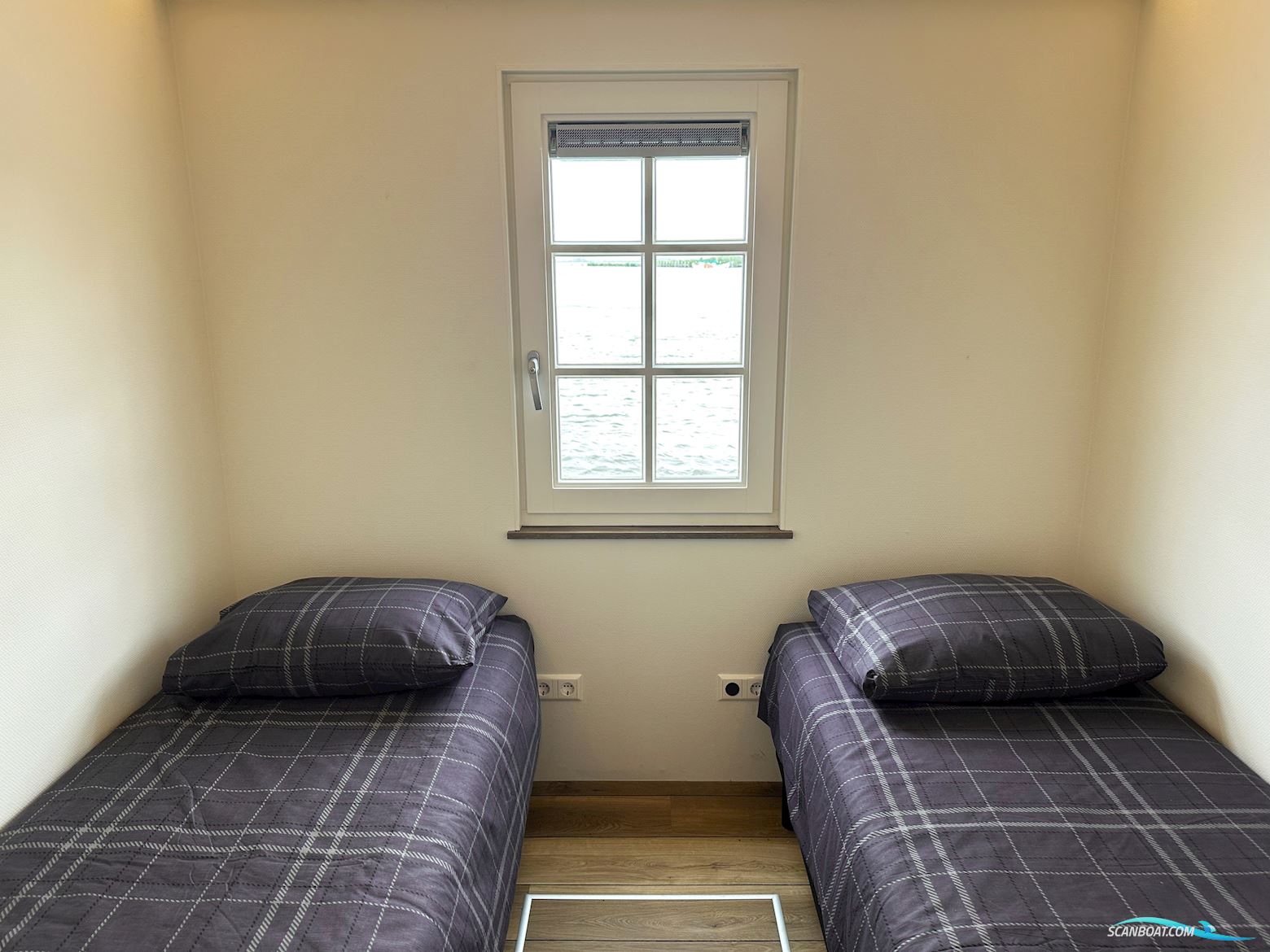 Homeship Vaarchalet 1250D Luxe Houseboat