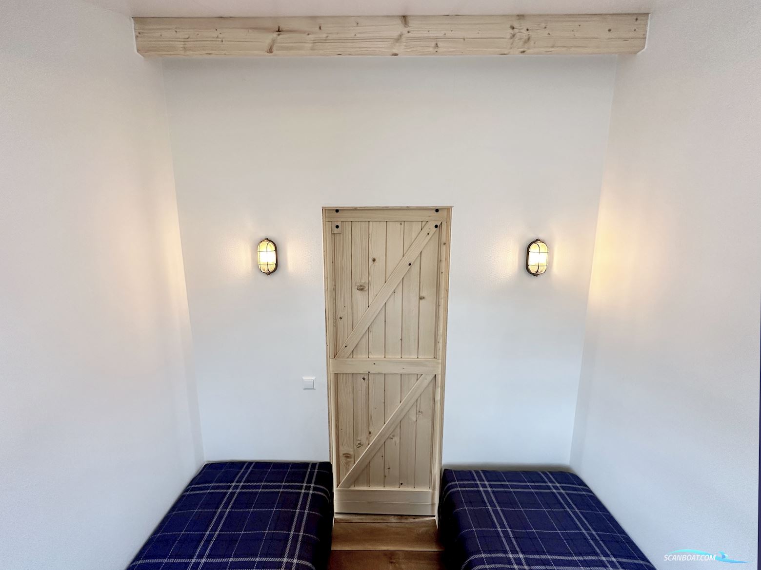 Homeship Vaarchalet 1250D Luxe Houseboat