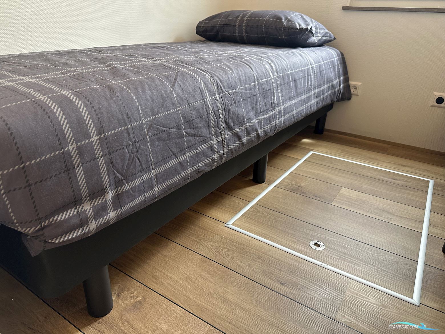 Homeship Vaarchalet 1250D Luxe Houseboat